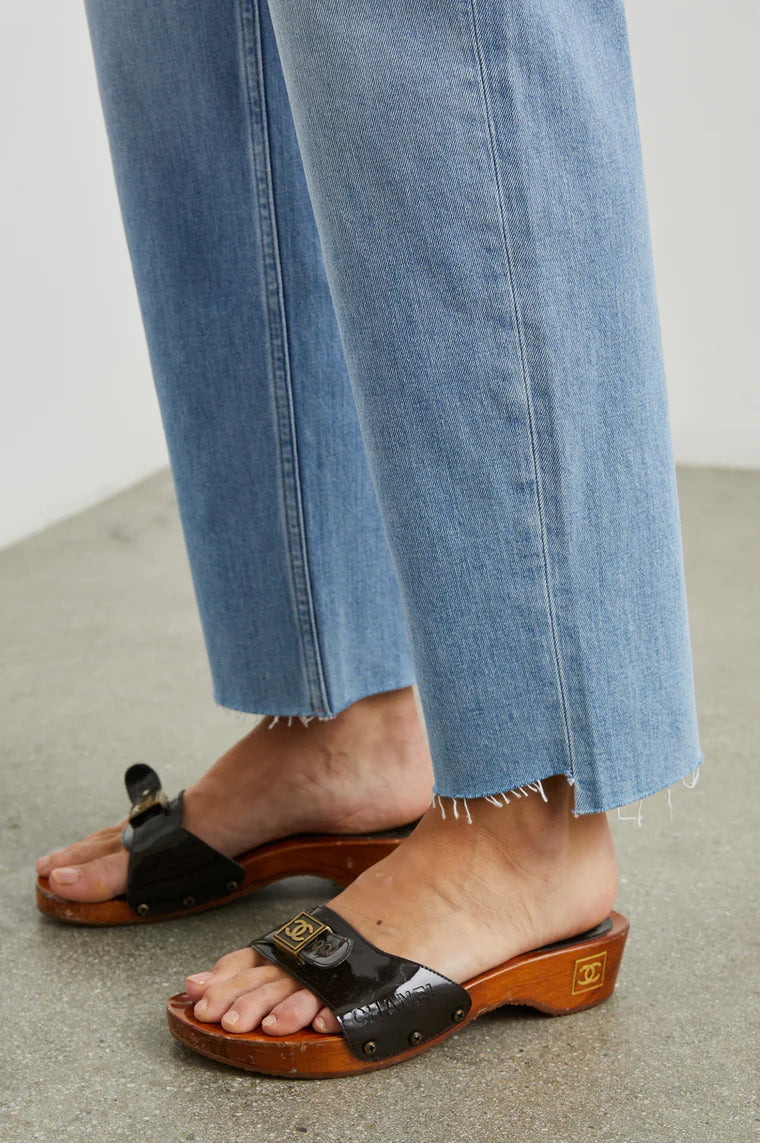 TOPANGA CROP BLUE STEM HEM JEANS