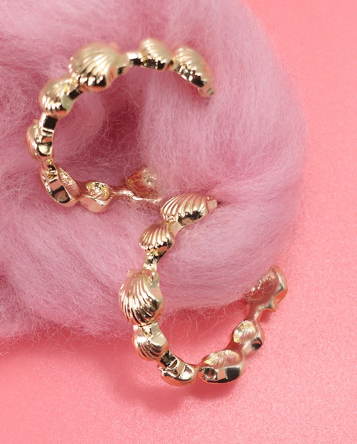 SEASHELL HOOP EARRINGS GOLD